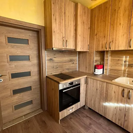 Bright & Cozy- 2br With Private Parking 瓦爾納