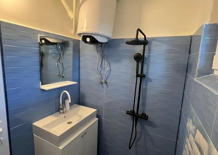 Bright & Cozy- 2br With Private Parking Apartment